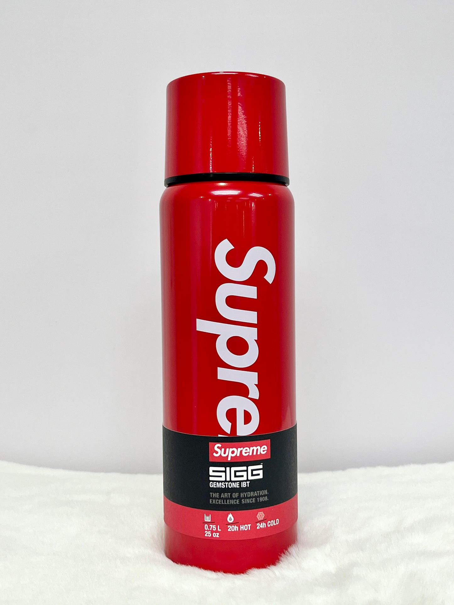 Supreme SIGG Vacuum Insulated 0.75L Bottle Red