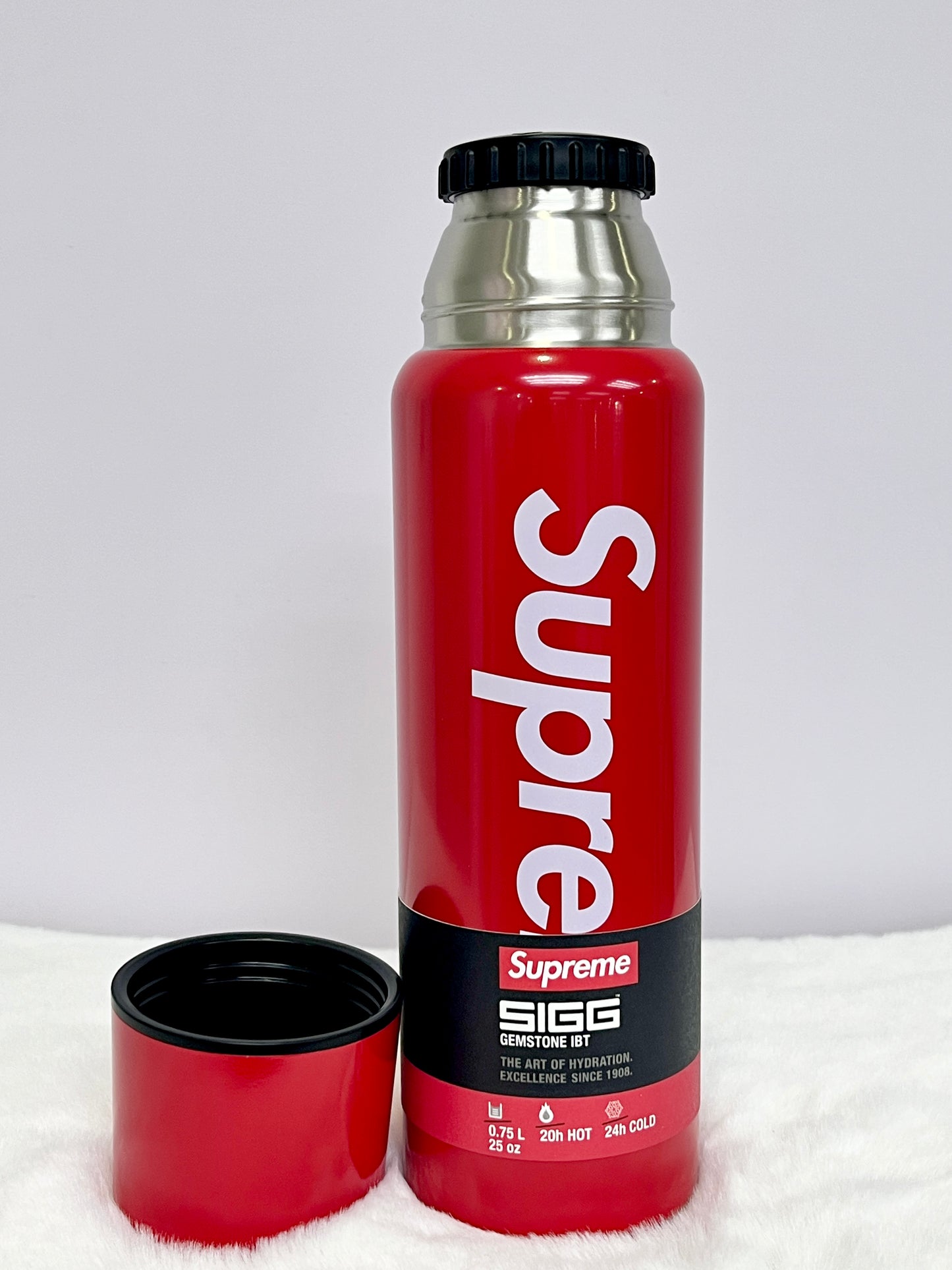 Supreme SIGG Vacuum Insulated 0.75L Bottle Red